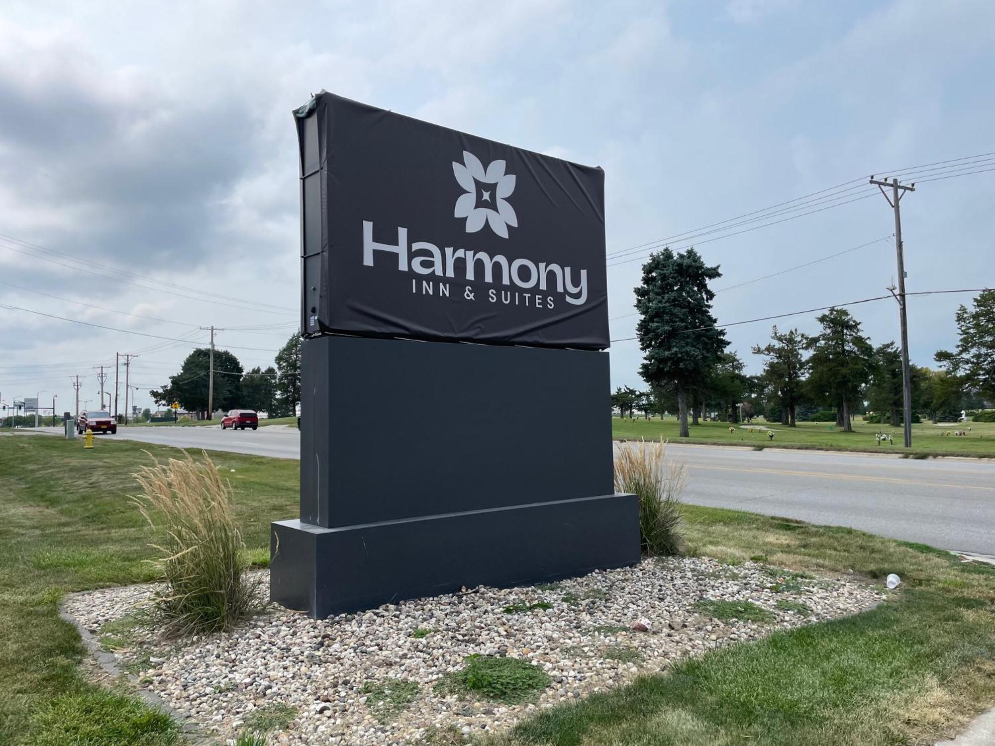 Harmony Inn & Suites Fort Dodge Esterno foto