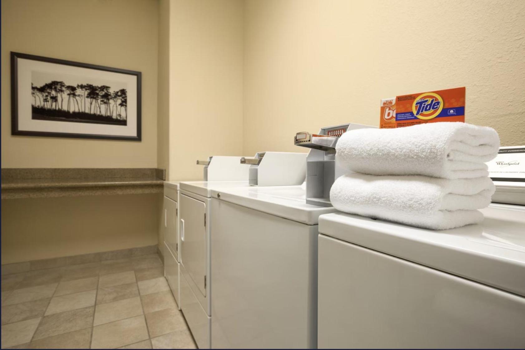 Harmony Inn & Suites Fort Dodge Esterno foto